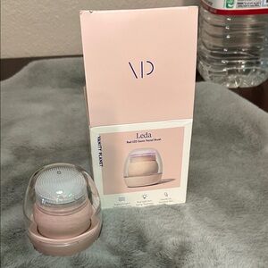 Vanity Planet Leda Facial Brush in Pink